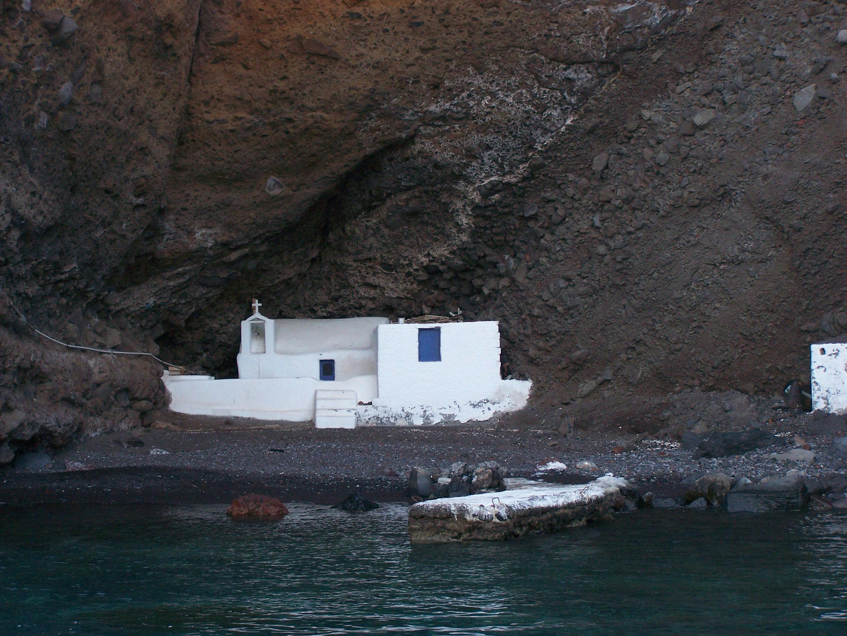 The Hidden Dangers of Santorini Quakes: How Earthquakes Shape the Island's Landscape and Your Travel Plans