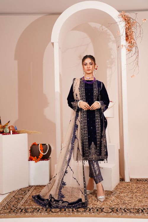 Free A fashionable woman posing indoors in traditional attire in Lahore, Pakistan. Stock Photo