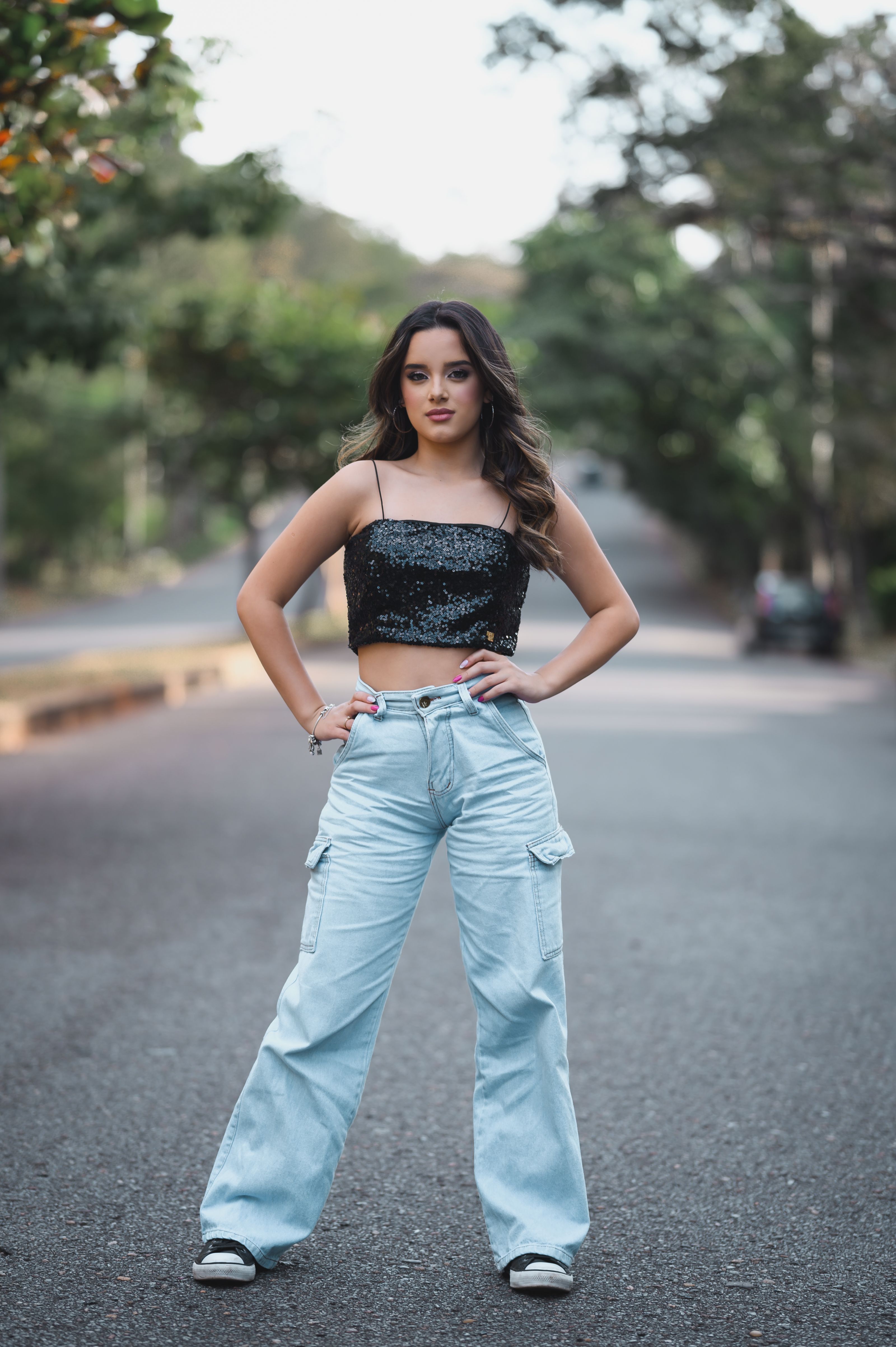 Jovem confiante posando em uma estrada com estilo.
