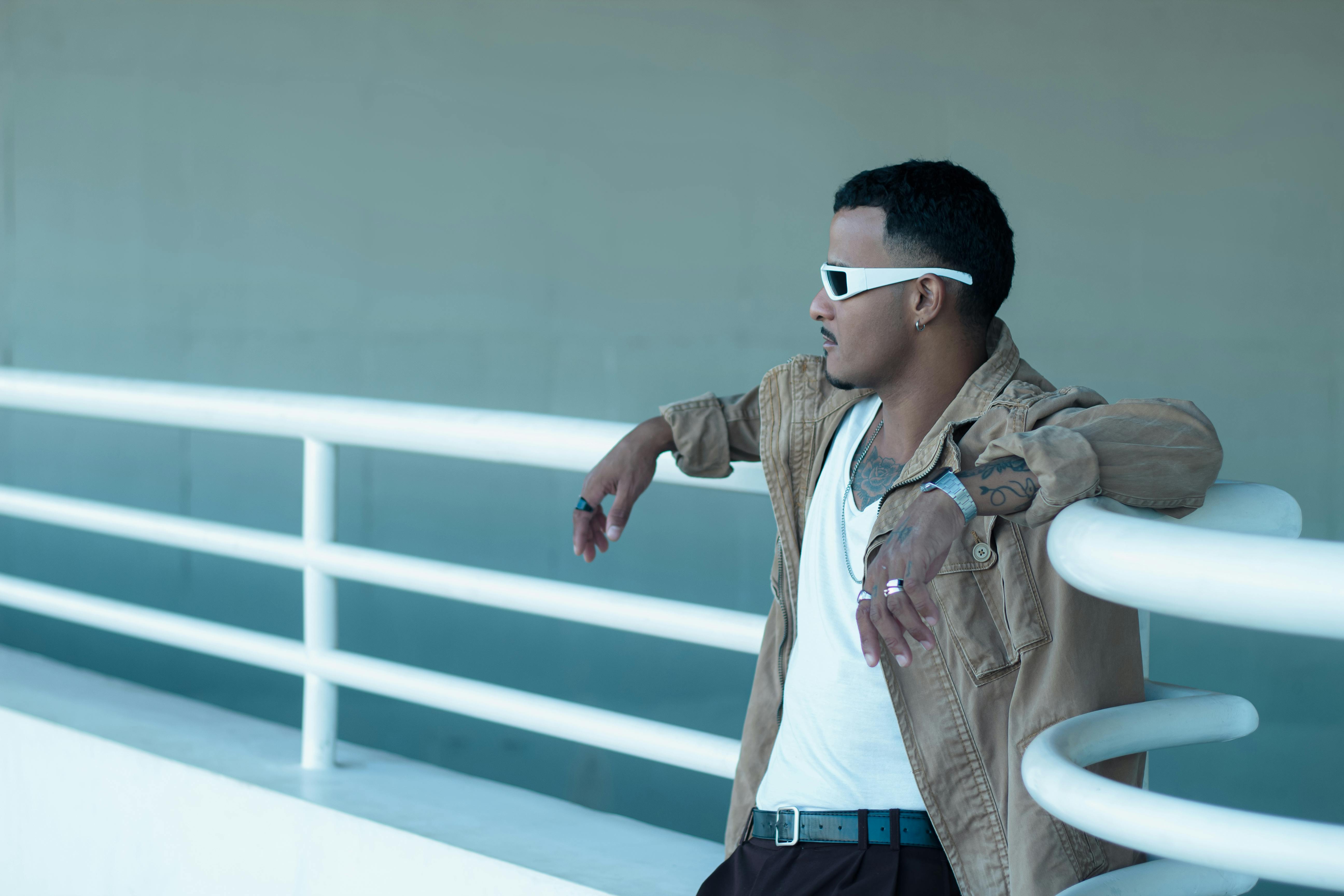 Foto profissional gratuita de adulto jovem, ambiente urbano, ao ar livre, apoiando, área urbana