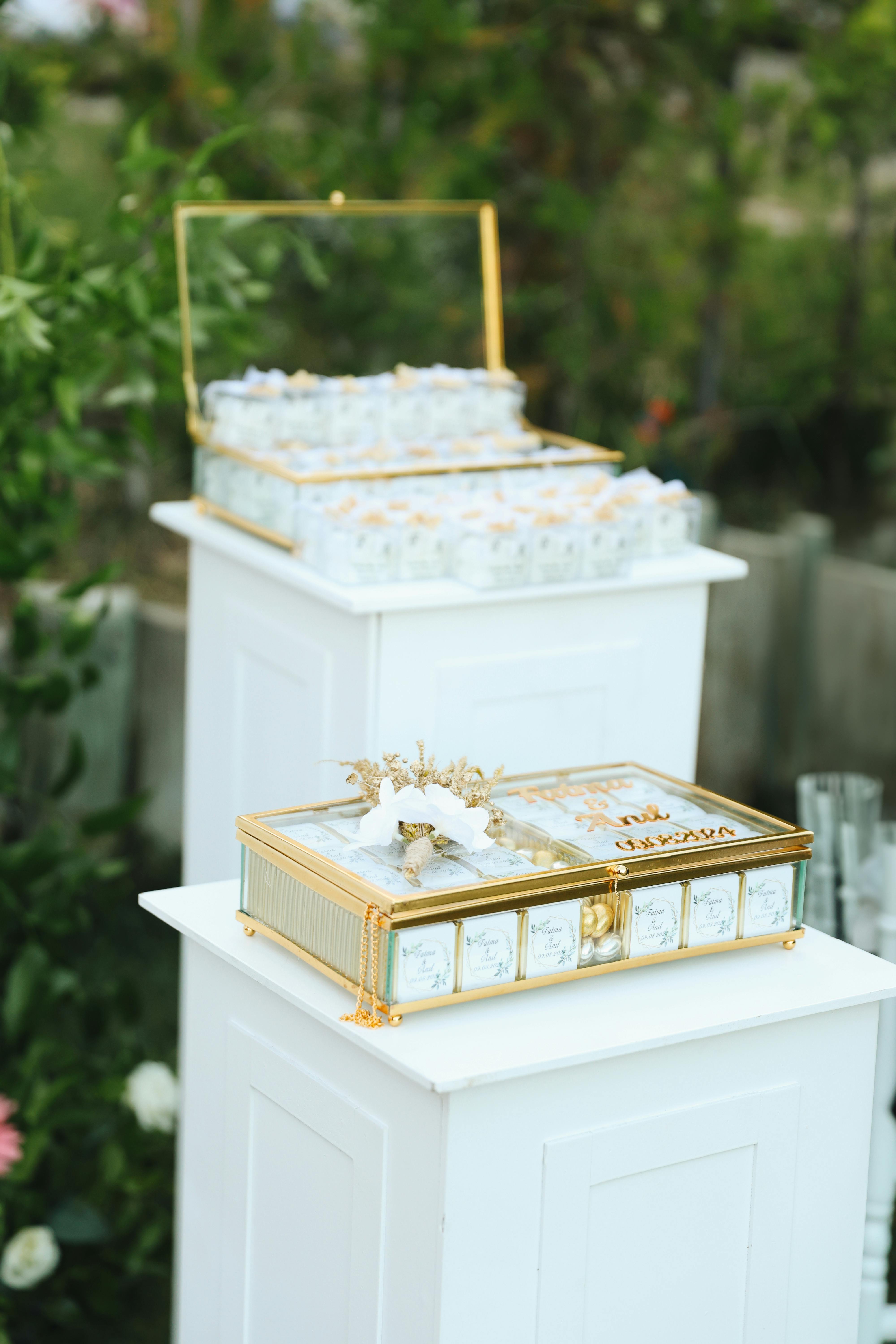 Düğün hediyelikleri toptan satış stok fotoğrafı: raflarda dizilmiş çeşitli nikah şekerleri, lavanta keseleri ve hediye kutuları