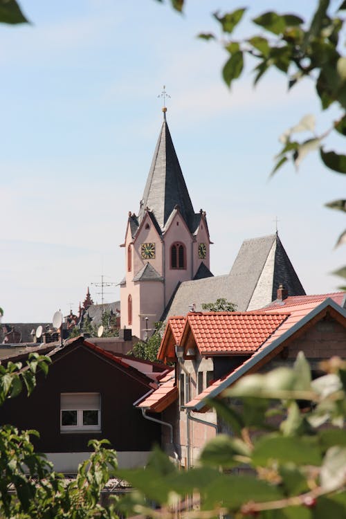 Casas Ao Redor De Uma Igreja