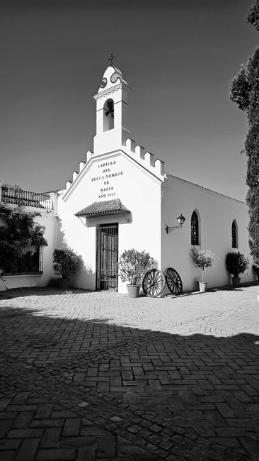 Fotomural Hermosa foto en blanco y negro de una antigua capilla en Sevilla, España. Perfecta para amantes de los viajes.