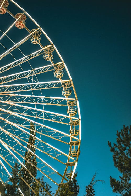 Gratis Ferris Wheel Di Bawah Langit Biru Foto Stok