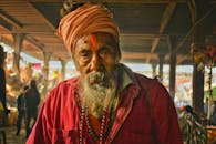 一位留着胡须的传统修行者的肖像，摄于印度豪拉市场