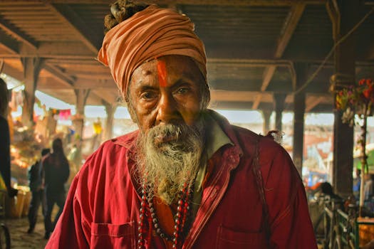 一位留着胡须的传统修行者的肖像，摄于印度豪拉市场