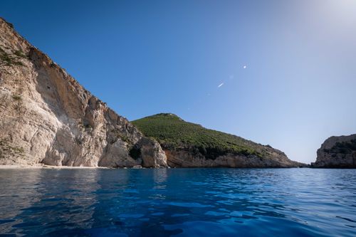 Free Captivating view of a coastline with cliffs and turquoise sea under a clear blue sky. Stock Photo