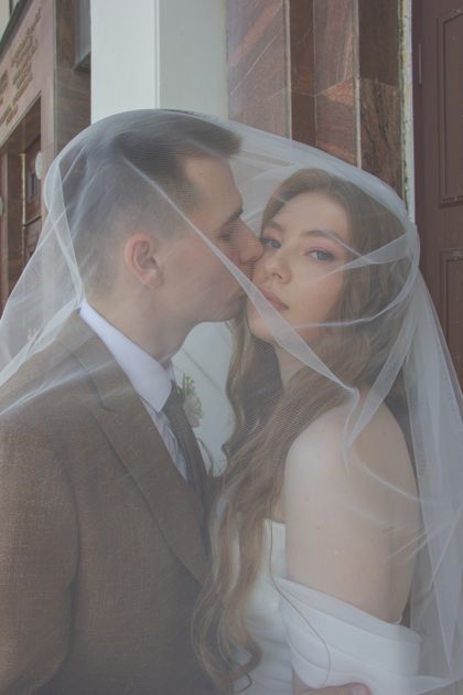 Casal sob o véu em uma fotografia de casamento ilustrativa