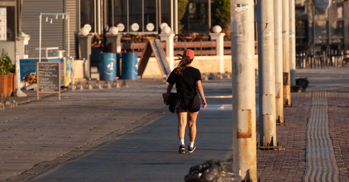 Γιατί νιώθω έναν αμβλύ πόνο στη μέση μου όταν φοράω εντελώς ίσια παπούτσια;
