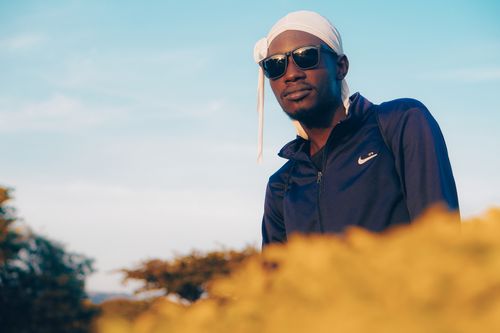 Free Portrait of a stylish man in sunglasses and durag enjoying a summer day outdoors. Stock Photo