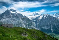 瑞士格林德瓦的艾格峰景色令人叹为观止，郁郁葱葱的草地与晴朗的天空相映成趣
