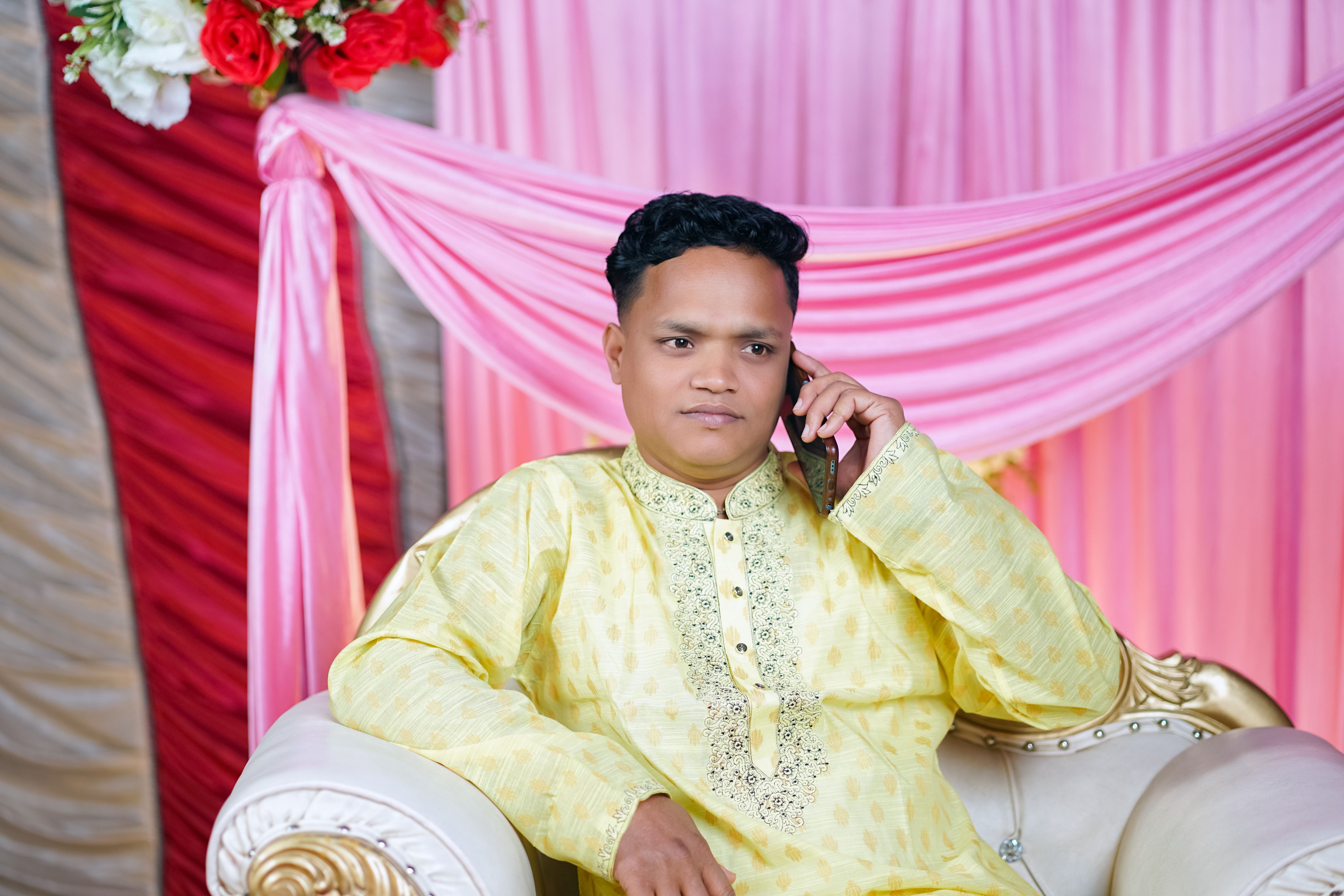 স্মার্টফোনে টিন পাট্টি মাস্টার টেবিল, পাশে ভারতীয় রুপি ও নোটবুক, নরম আলোয় সতর্ক বিশ্লেষণের দৃশ্য