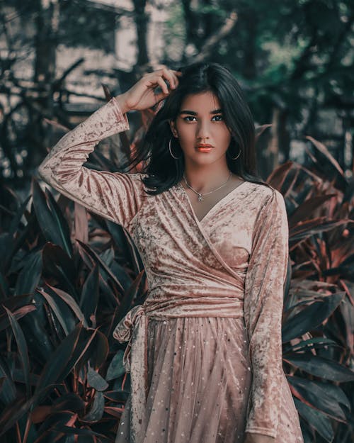 Foto Van Vrouw Poseren Met Planten Op De Achtergrond