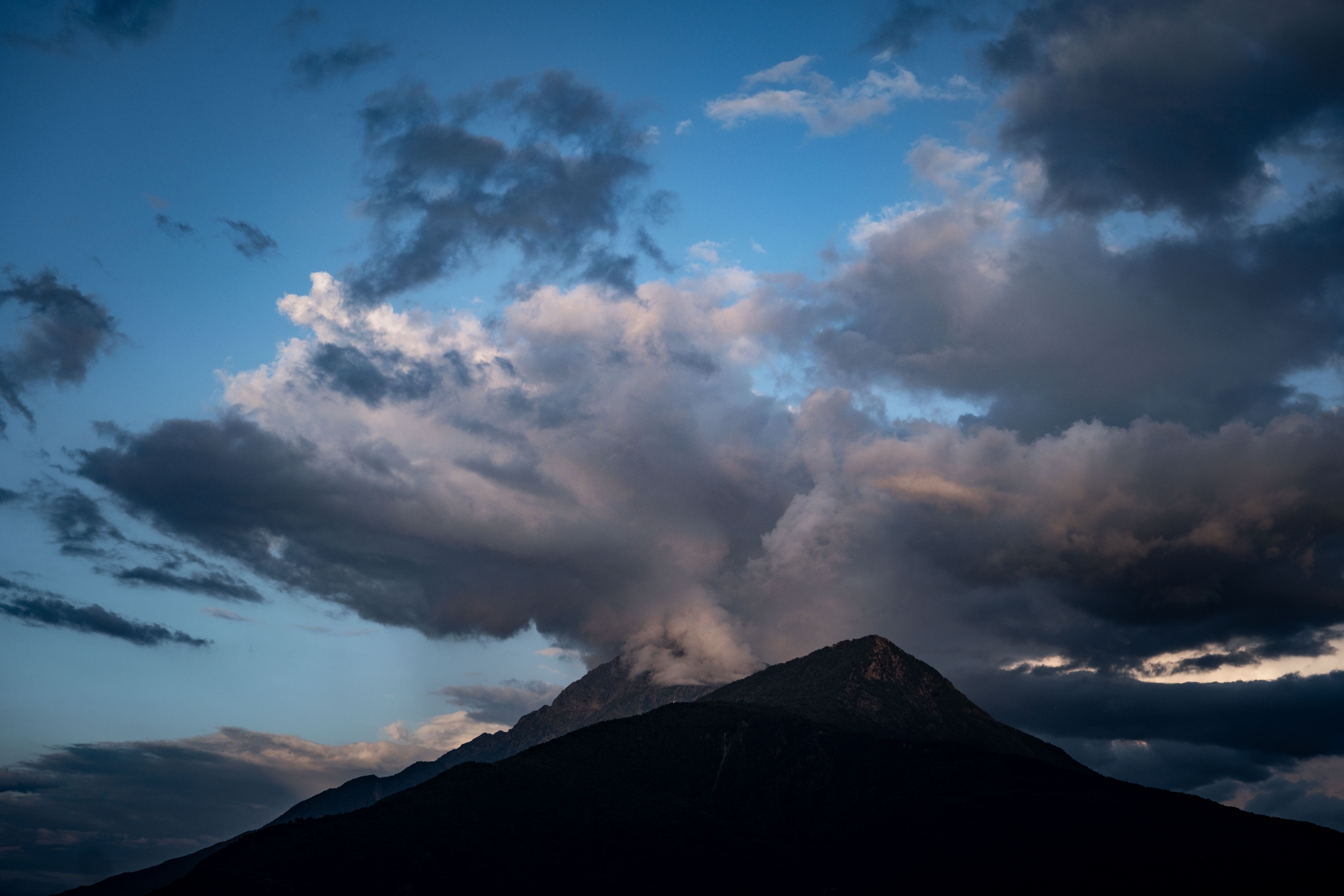 Viajero consultando el mapa con una eSIM para Montserrat frente al volcan de la isla