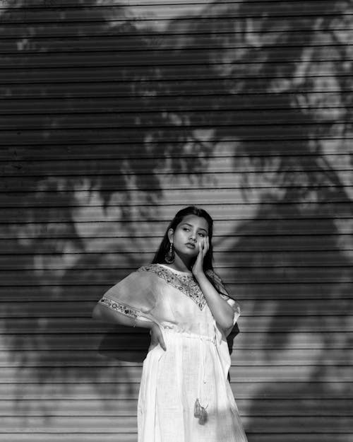 Mulher Usando Vestido Branco Encostada Na Parede