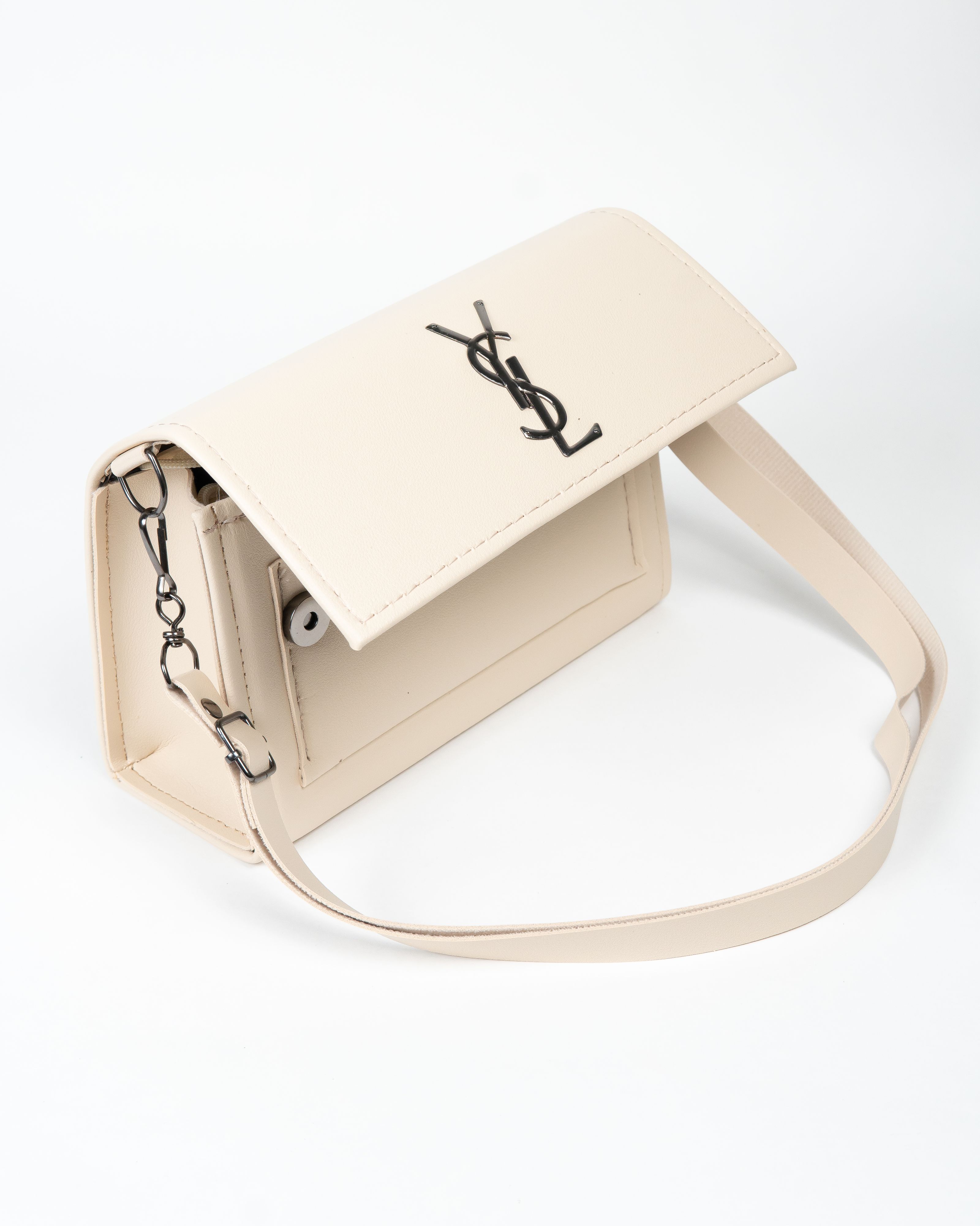 Estilosa bolsa de couro branco com design luxuoso e detalhe em corrente.