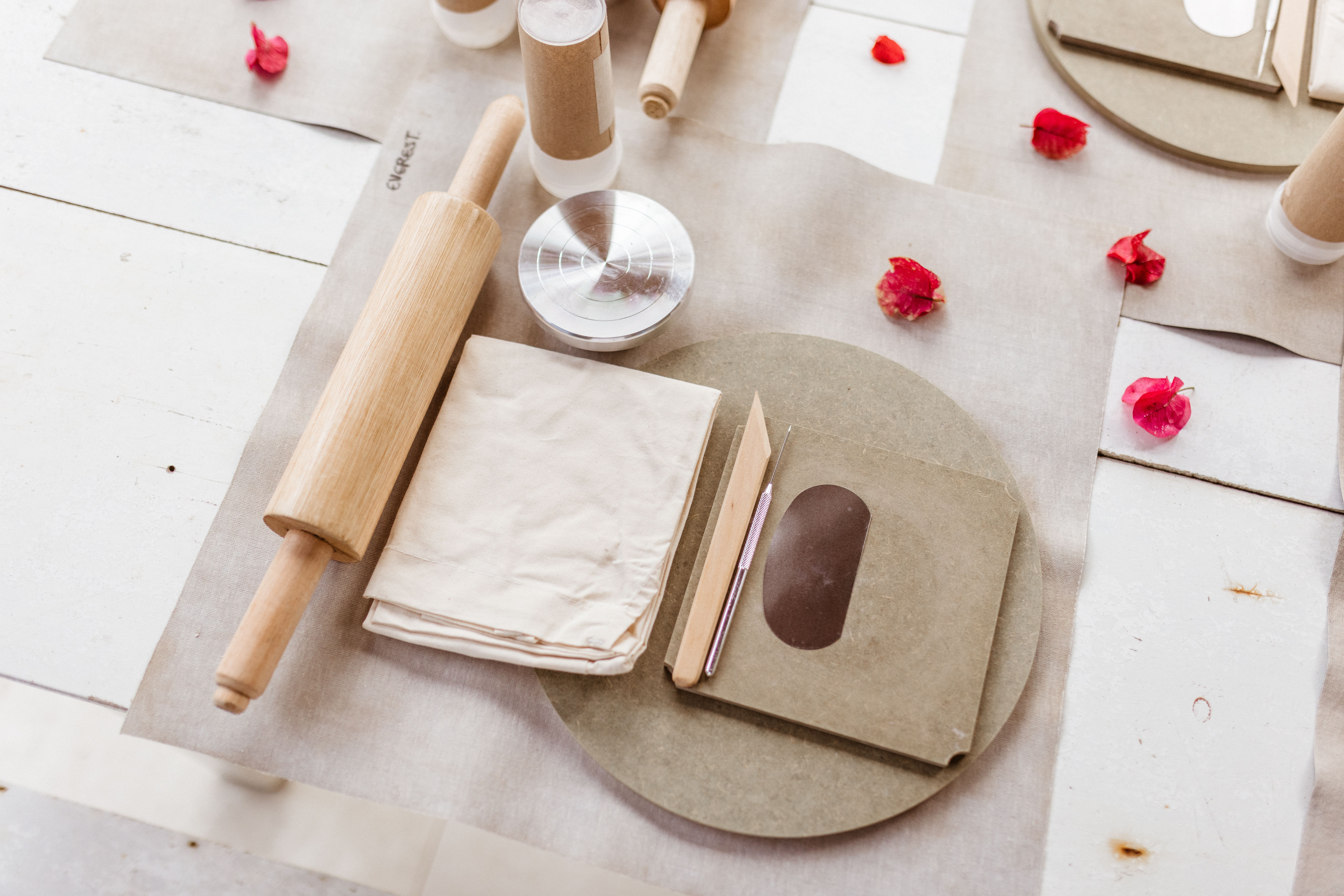 Keramikwerkstatt mit Arbeitsplatz und Materialien