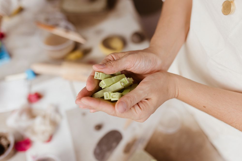 Artesã com sabonetes acabados de cortar