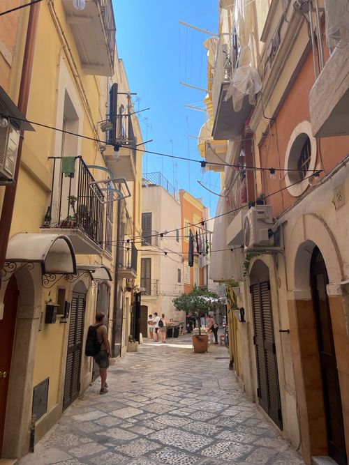 Free A picturesque narrow street with colorful buildings captures the essence of historic European architecture. Stock Photo