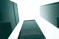 从低角度拍摄的多伦多金融区现代摩天大楼，展现了城市建筑的景观