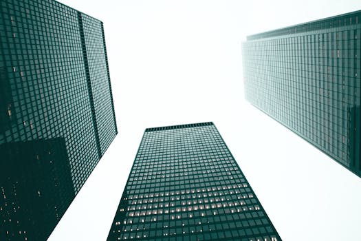 从低角度拍摄的多伦多金融区现代摩天大楼，展现了城市建筑的景观