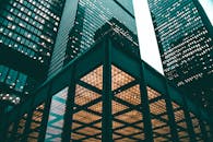 白天从低角度观赏多伦多的高层建筑，可以领略现代建筑的设计之美