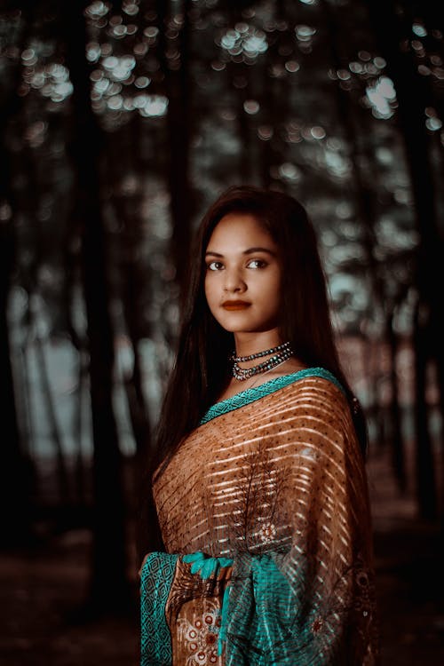 Photo Mise Au Point Sélective De Femme Debout En Robe Saree Posant Avec Des Arbres En Arrière Plan