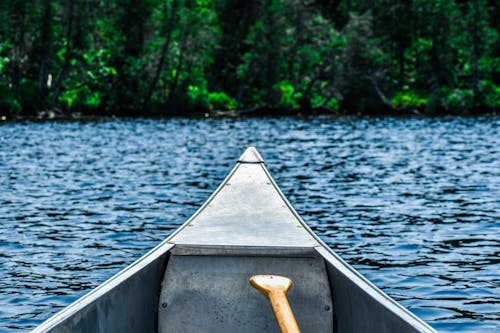 бесплатная Серая лодка на водоеме Стоковое фото
