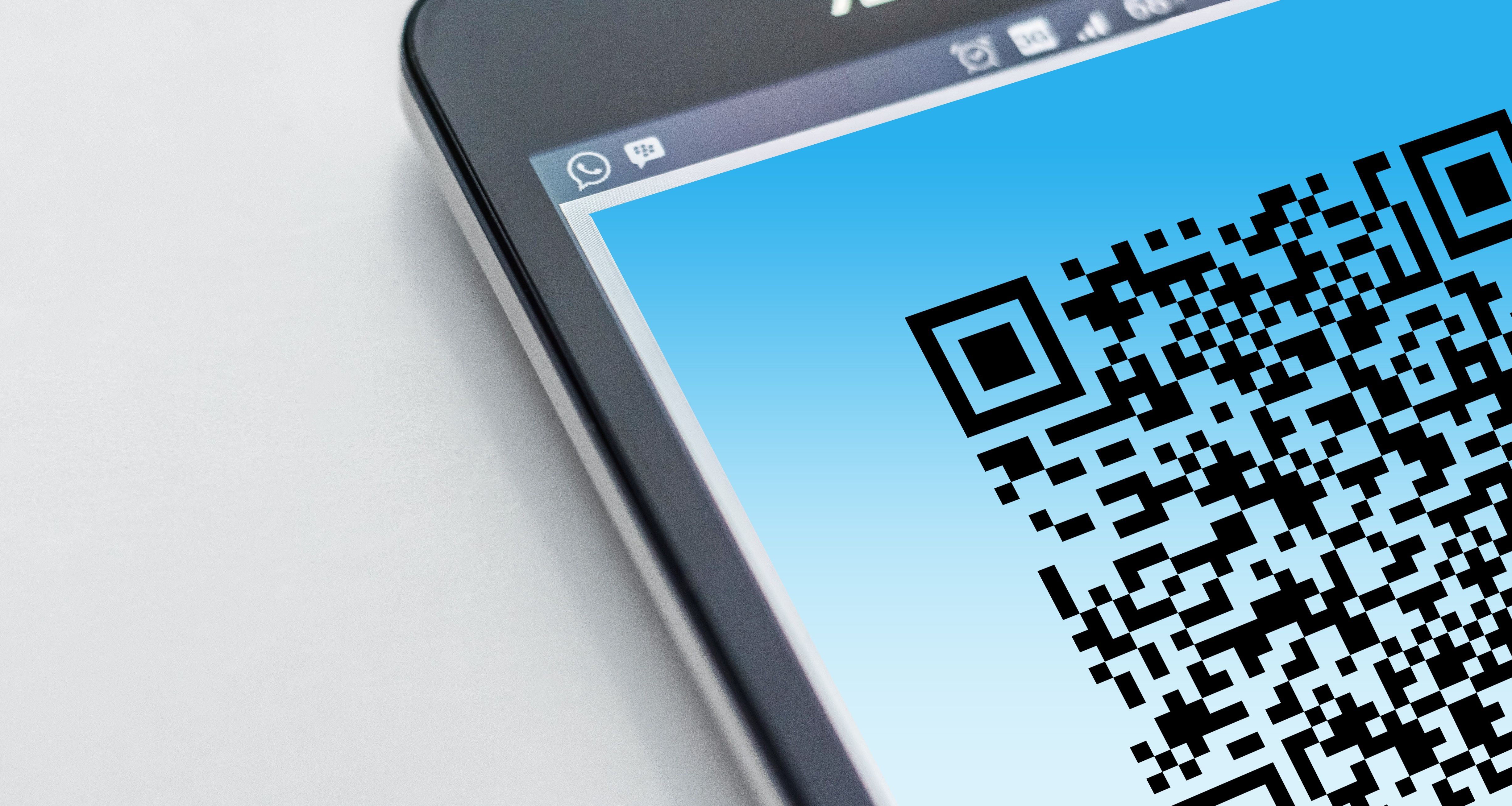 Écran de smartphone affichant un QR code d'activation eSIM