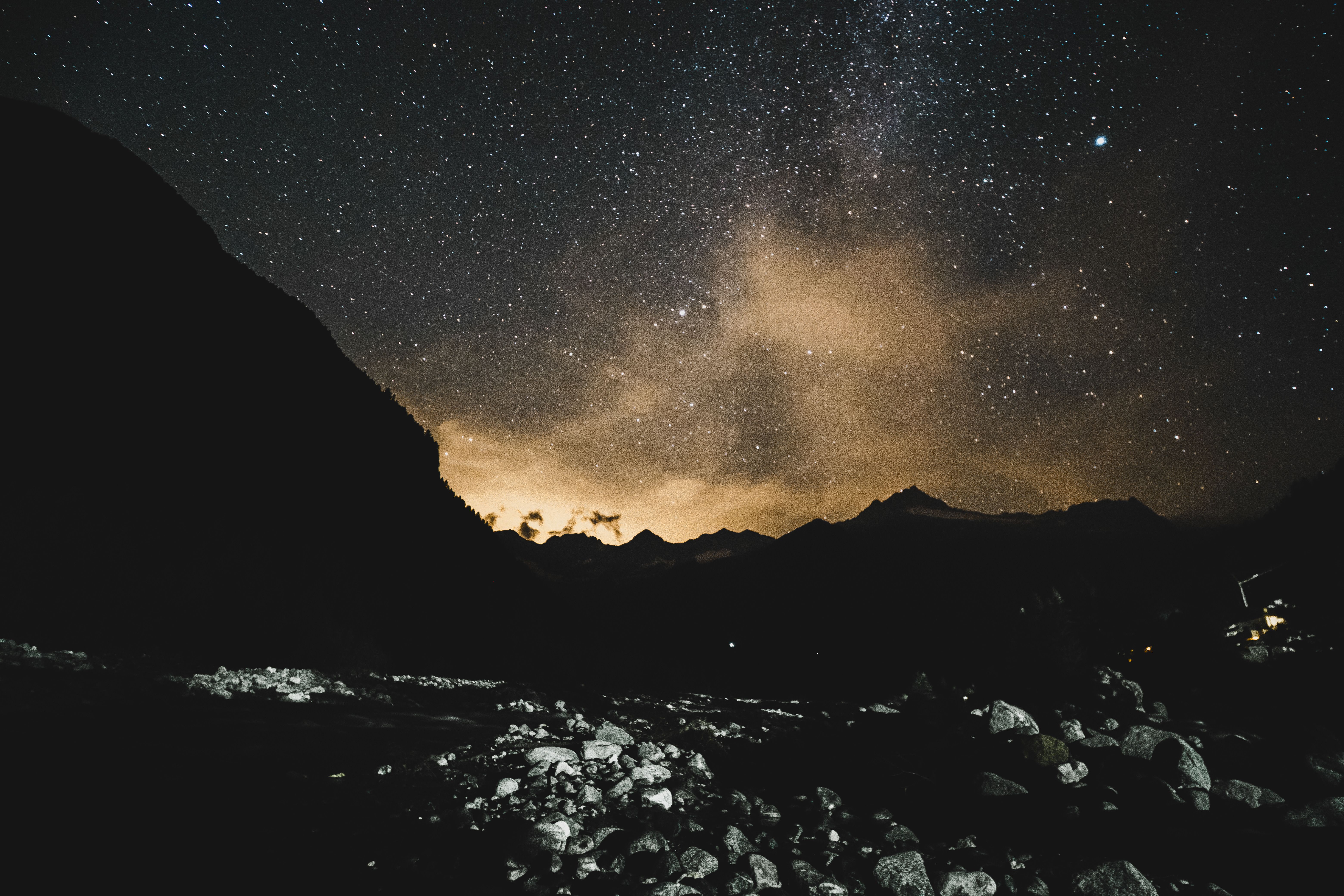 A night sky with stars and mountains in the background · Free Stock Photo