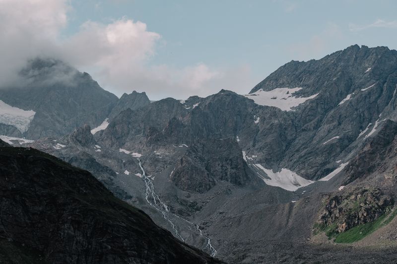 A mountain range with clouds and snow · Free Stock Photo