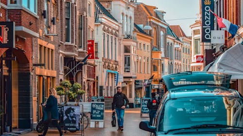 Fahrzeuge Auf Der Straße Neben Gebäuden