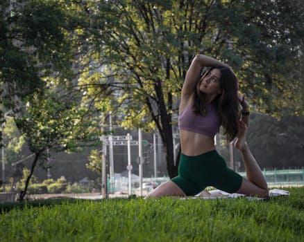 A young woman practices yoga in a lush park in Ciudad de México, surrounded by greenery.