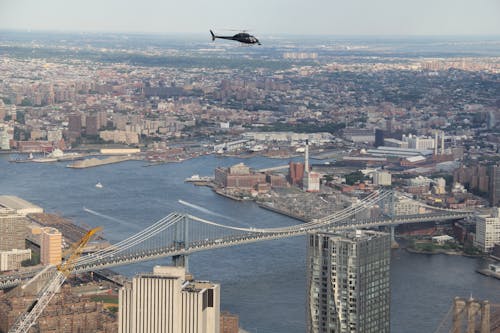 Foto stok gratis helikopter, helikopter di atas kota, jembatan