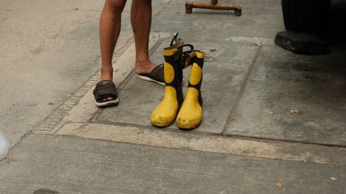 Free Yellow boots on a street in Manila, capturing urban life. Stock Photo