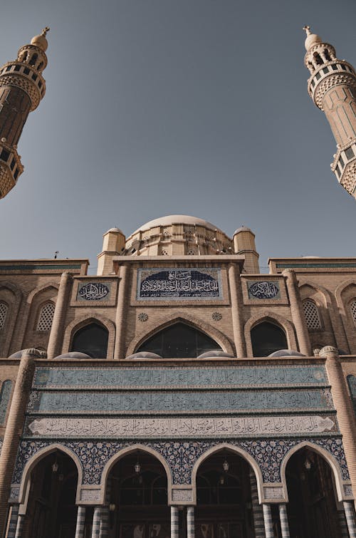 免费 灰色混凝土清真寺的低角度摄影 素材图片