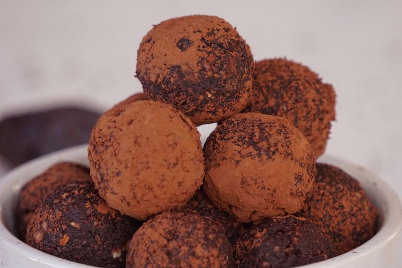 Trufas de cacau 70% polvilhadas em cacau em pó