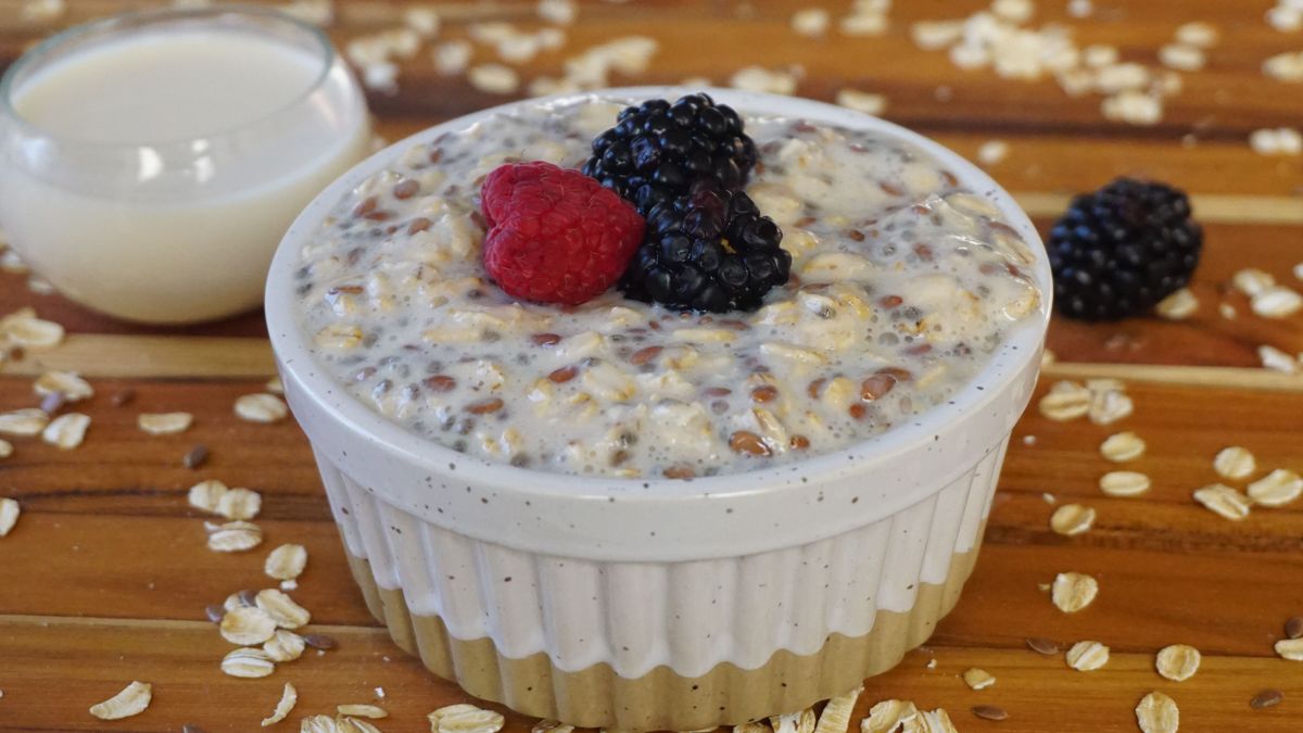 Overnight oats with milk and honey