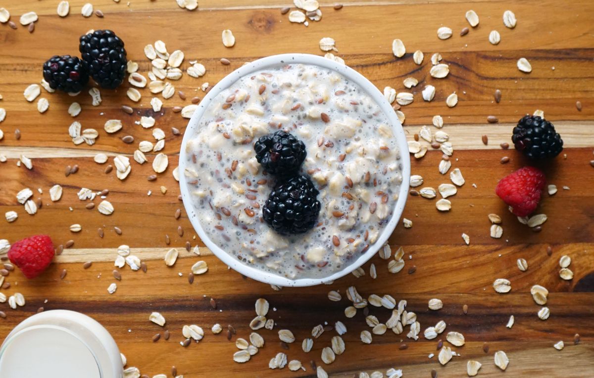 Cinnamon Overnight Oats with Berries