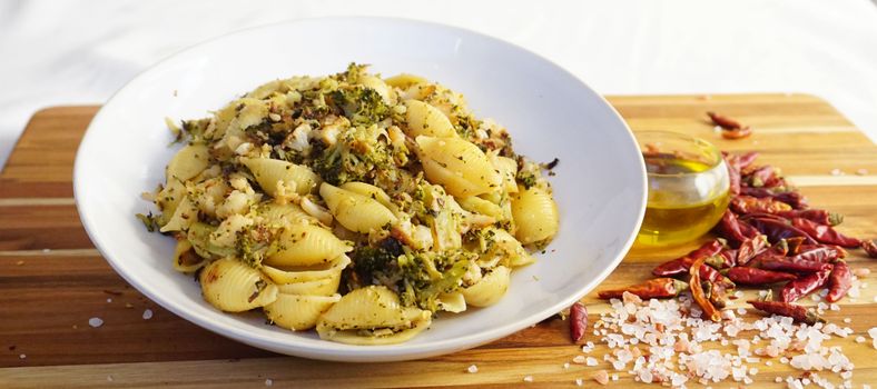 A mouth-watering shell pasta dish with broccoli, herbs, and spices, perfect for a healthy dinner.