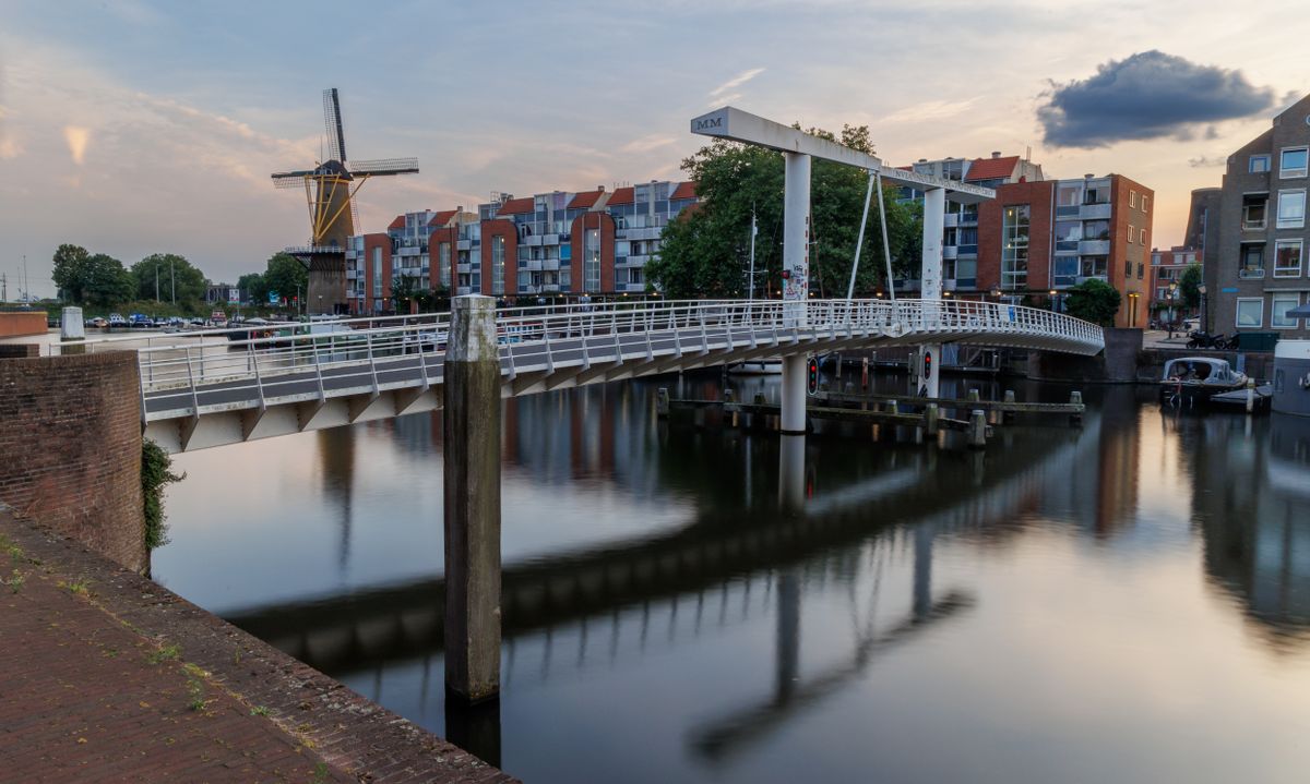 Moară de vânt și pod basculant alb pe un canal din Rotterdam