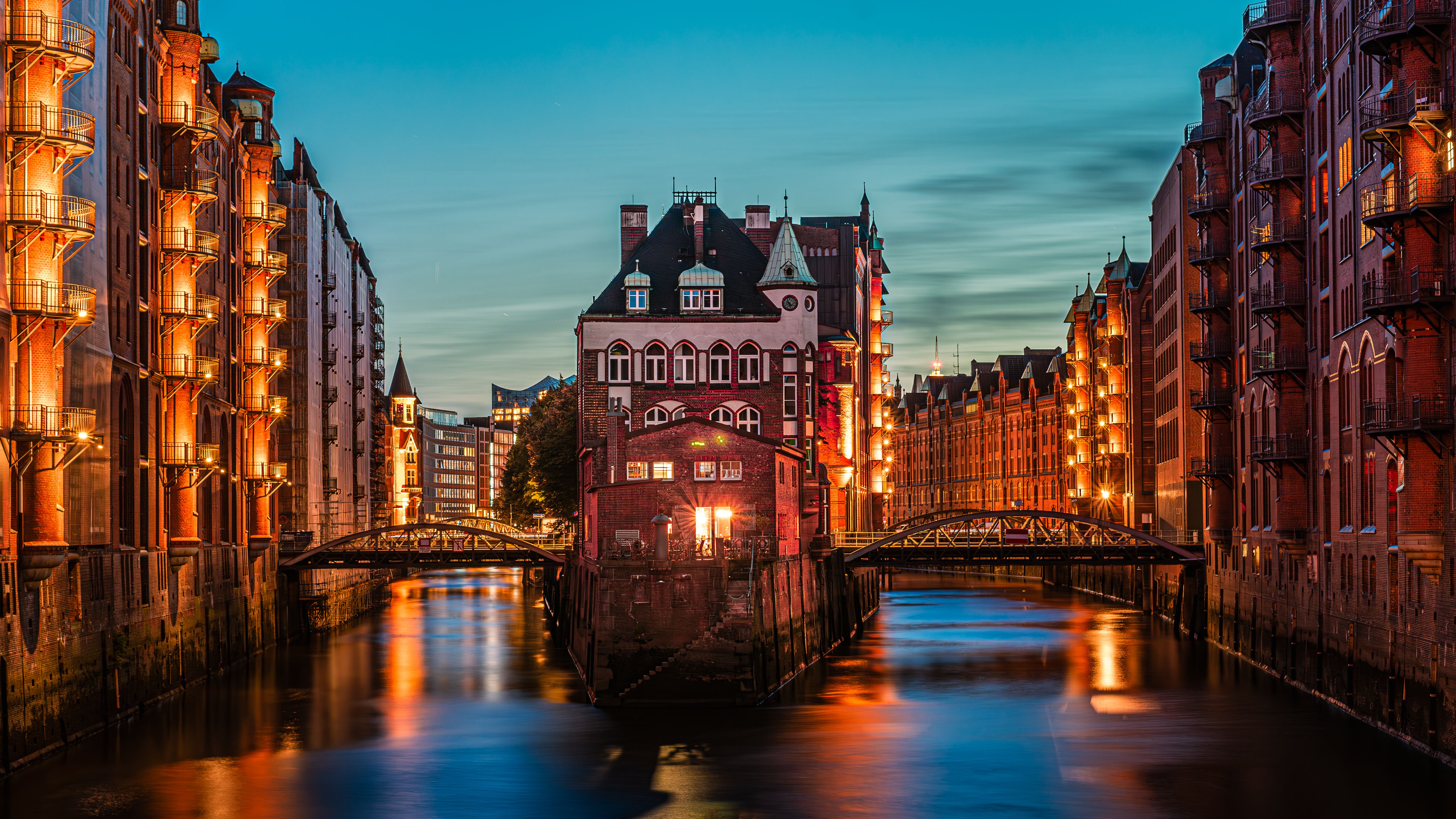 Hamburg Speicherstadt: Magyar utazók útikalauz a kikötőnegyedhez – Hamburg Speicherstadt illuminated at night canal reflections