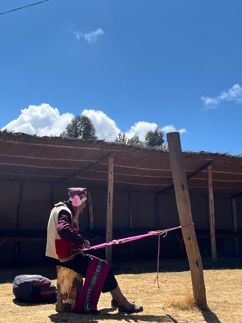 Free Traditional Peruvian weaver in Pisac wearing cultural attire, showcasing ancient techniques. Stock Photo