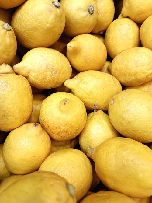 Free A vibrant close-up of fresh lemons at a market stall in Üsküdar, İstanbul, perfect for culinary and health themes. Stock Photo