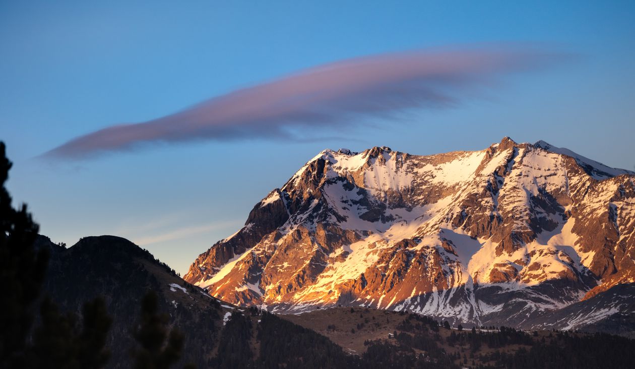 A mountain range with a cloud in the sky · Free Stock Photo