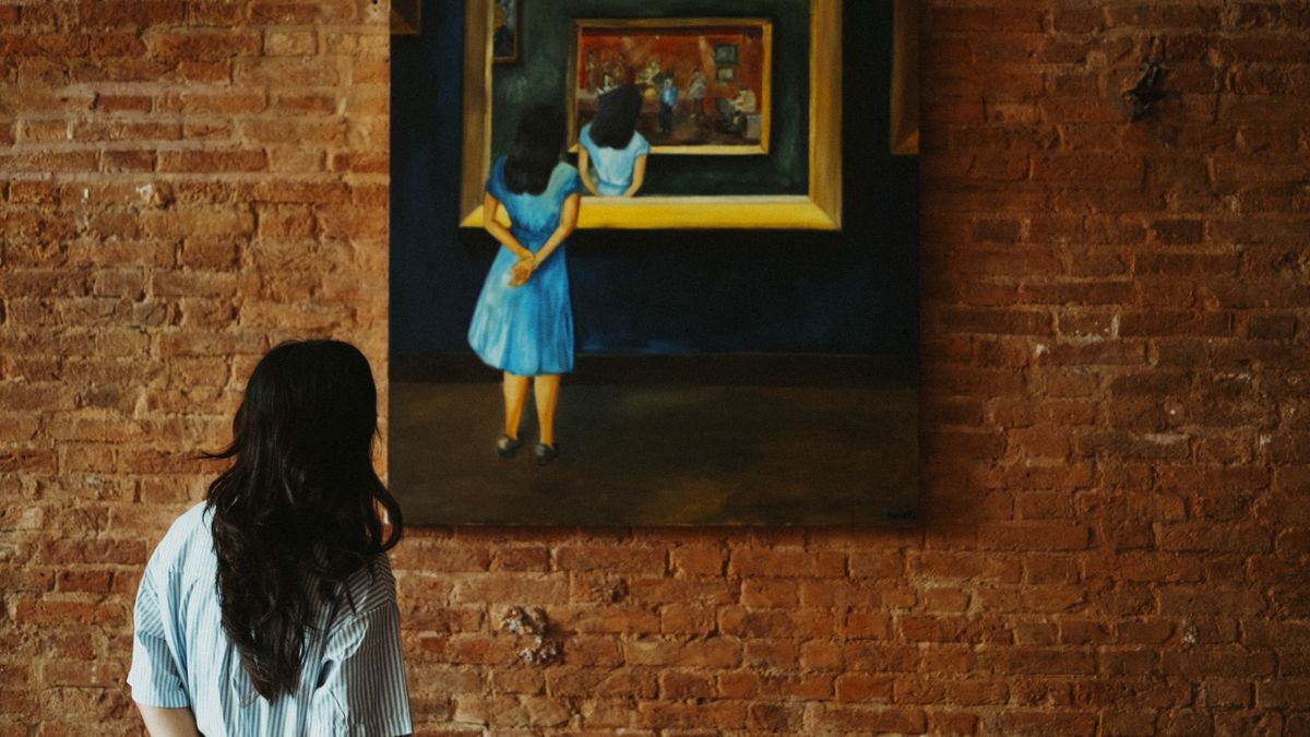 絵画を鑑賞する女性(イメージ)