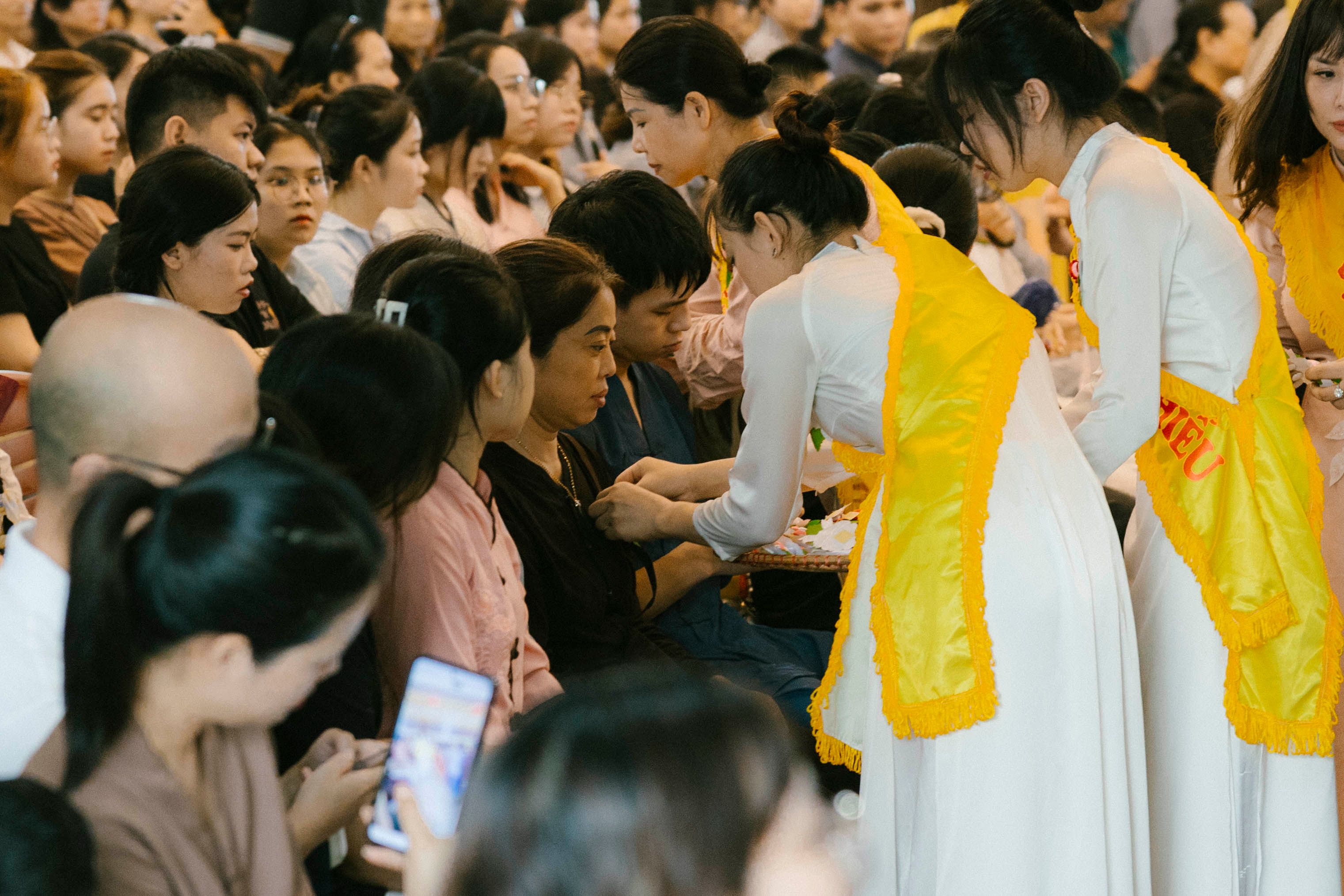 Navigating Crowds and Ceremonies: Being a Considerate Observer