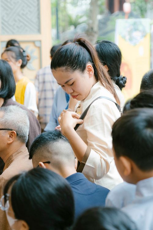 Free A diverse group of people, including children and adults, gathered for an event in an urban setting. Stock Photo