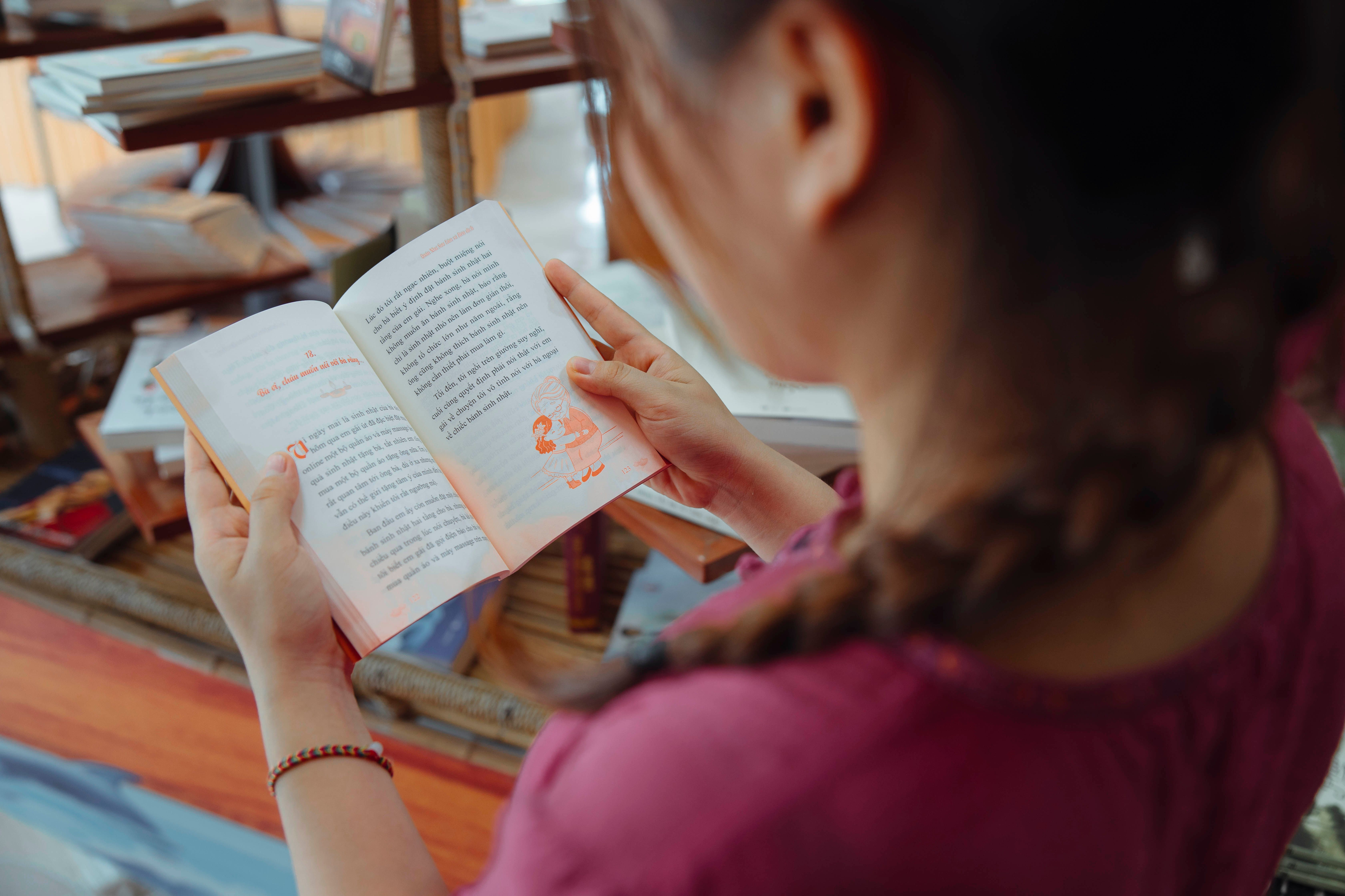 หนังสือ The Interpretation of Cultures เปิดหน้าบทความไก่ชน ข้างสมุดโน้ตและแผนที่เกาะบาหลี