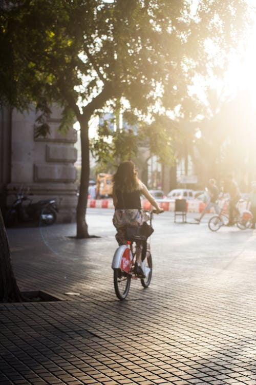 免费 骑自行车的女人 素材图片